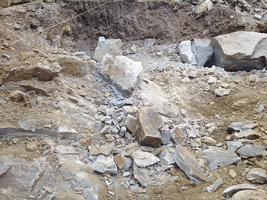Demolizione di Roccia naturale in tempi brevi,
la pietra dopo la scissione o frantumazione, diventa facilmente asportabile, risultato impensabile con un martello demolitore