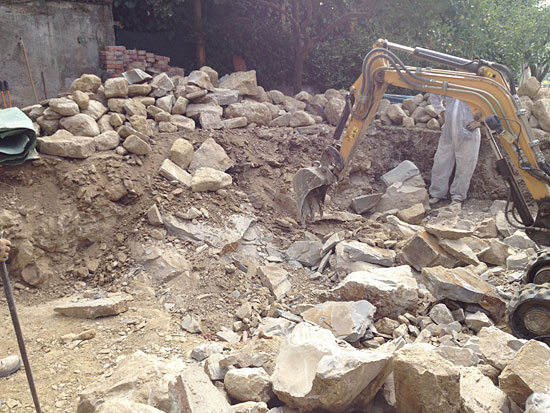 Demolizione Roccia o Pietra
Le parti di pietra rotte vengono rimosse, per consentire di ripetere se necessario