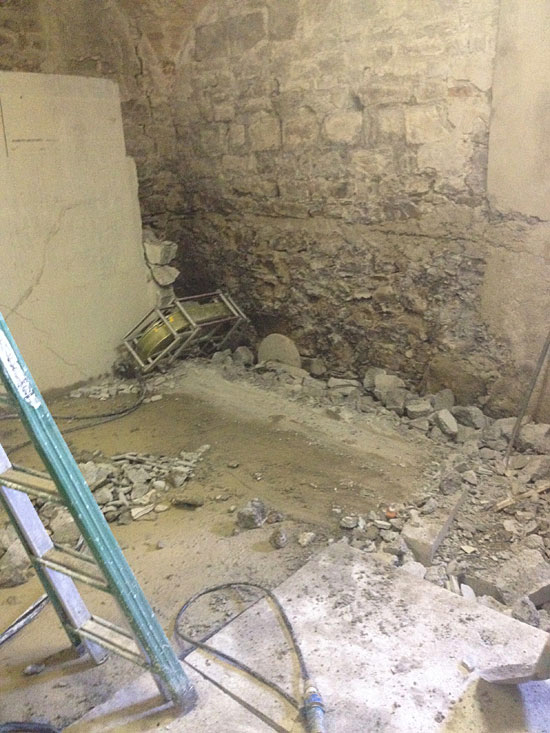 Demolizione controllata di Vecchi tini in cemento o cisterne