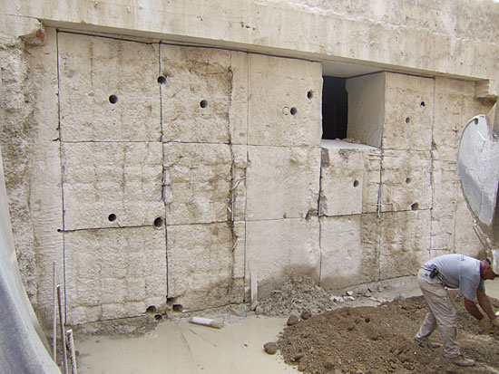 Taglio di parete in cemento armato con Filo Diamantato porzionato in blocchi  da 1MQ spessore 1ML
Stazione Santa Maria Novella Firenze