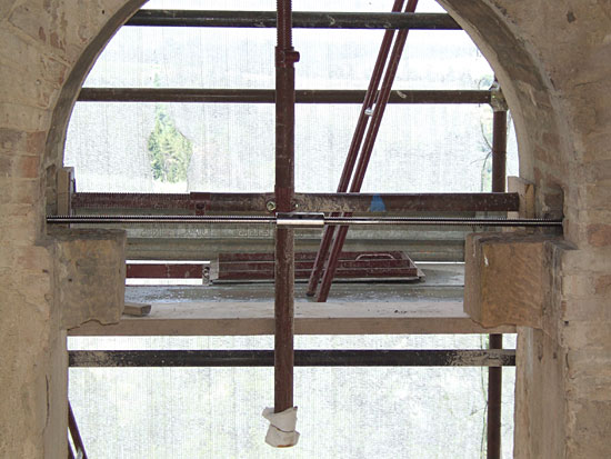 Ancore installate all'imposta dell'arco, e Tirante regolabile pronto alla tesatura